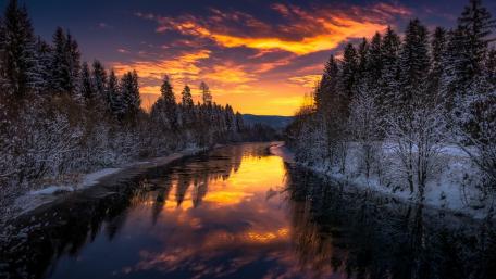 Winter Twilight Reflections Over a Serene River wallpaper