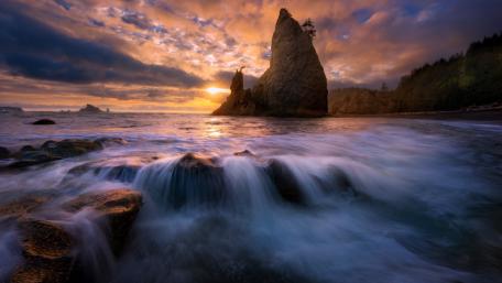 Majestic Dusk Over Sea Stacks with Turbulent Waves wallpaper
