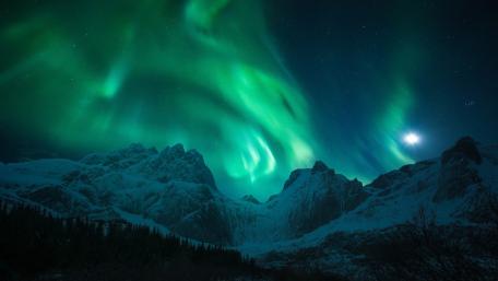 Aurora Over Winter Mountains wallpaper
