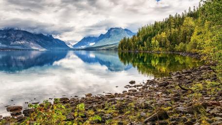Serene Lake Reflection Amidst Majestic Mountains wallpaper