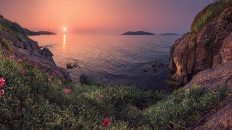 Serene Sunset Over Tranquil Bay wallpaper