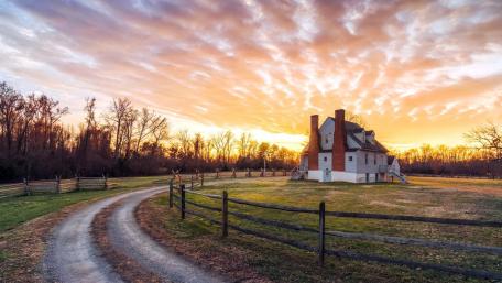 Serene Countryside Farmhouse at Sunset wallpaper