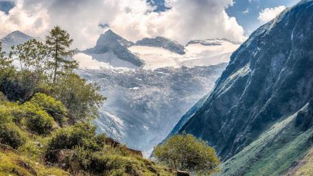 Majestic Mountain Ridge Landscape wallpaper