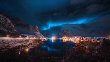 Blue polar lights over Reine wallpaper