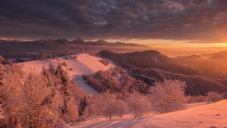 Saint Thomas church in the distance wallpaper