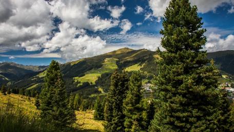 Serene Summer Mountain View with Fluffy Clouds wallpaper