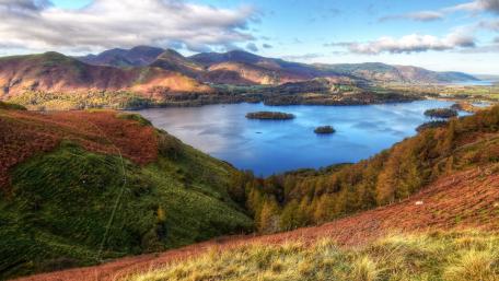Tranquil Mountain Lake View in Autumn Colors wallpaper