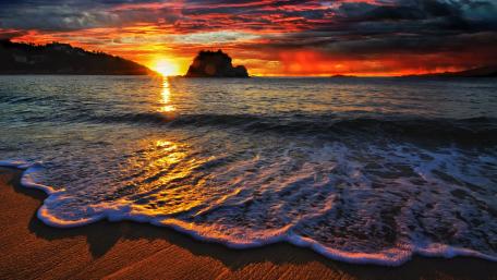 Vibrant Sunset Over Serene Shoreline wallpaper