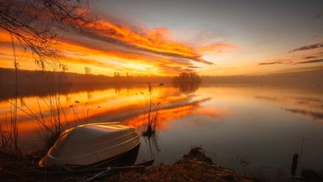 Tranquil Lake Sunset Reflection wallpaper