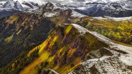 Majestic Alpine Mountain Range Viewpoint wallpaper