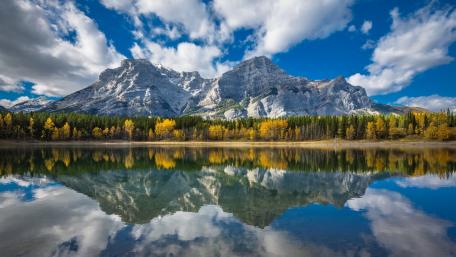 Majestic Mountain Reflection in Tranquil Lake wallpaper