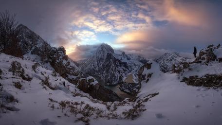 Majestic Winter Mountain Landscape wallpaper