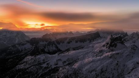 Majestic Mountain Range at Sunset wallpaper