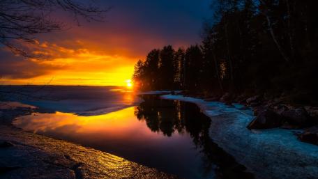 Stunning Sunset Reflection Over Tranquil Waters wallpaper