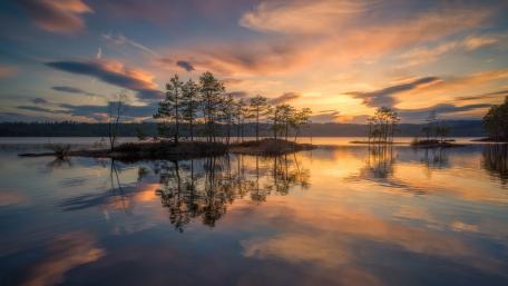 Serene Sunset Reflections on a Tranquil Lake wallpaper