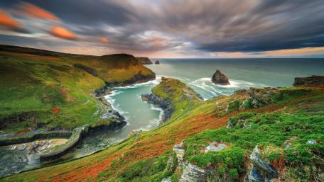 Majestic Coastal Serenity Beyond the Shoreline wallpaper