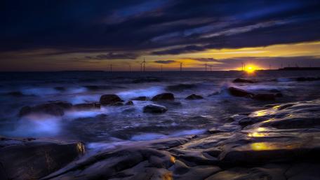 Twilight Serenity Over the Sea wallpaper