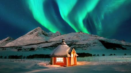 Aurora Over Snowy Cottage Retreat wallpaper