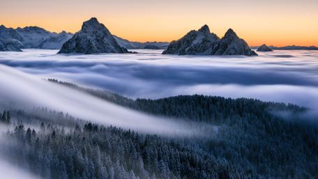 Majestic Mountains Above the Sea of Fog wallpaper
