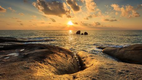 Serene Coastal Sunset Over Tranquil Waters wallpaper