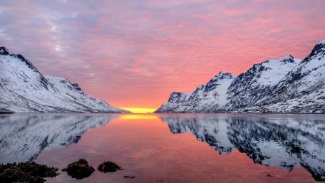 Serene Sunset Over Winter Lake Reflection wallpaper