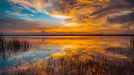 Stunning Sunset Over Serene Lake Reflection wallpaper