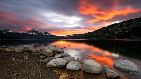 Serene Dusk Over Tranquil Lake Surface wallpaper