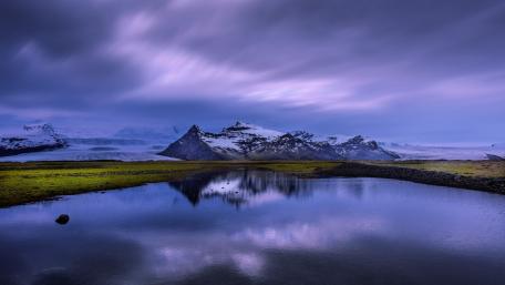 Majestic Mountains Reflected in Serene Waters wallpaper
