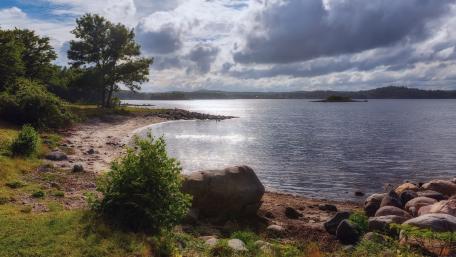 Serene Lakeside Escape with Islet View wallpaper
