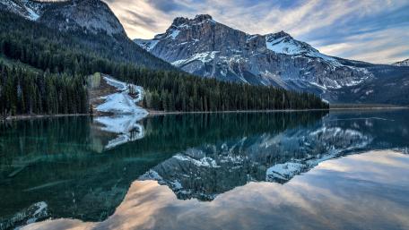 Majestic Mountain Reflections at 4K Clarity wallpaper
