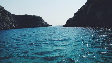 Serene Blue Lagoon Waters Perfect for Relaxation wallpaper