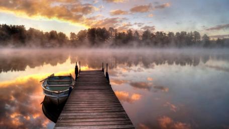 Serene Reflections at Dawn over Misty Lake wallpaper