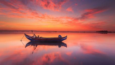 Tranquil Sunset Reflections on a Calm Lake wallpaper