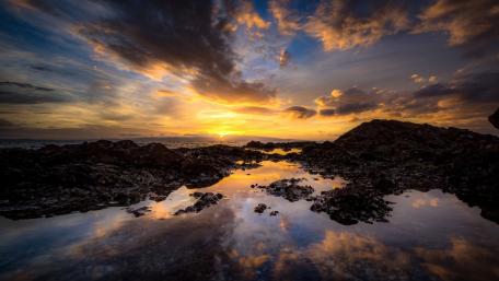 Serene Twilight Reflections Over the Ocean wallpaper