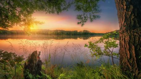 Serene Sunset Over Tranquil Lake wallpaper