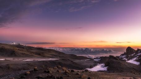 Majestic Dusk Over Mountain Horizon wallpaper