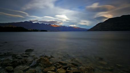 Serene Lakeside Landscape at Dusk wallpaper