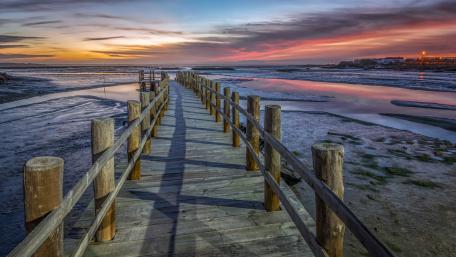 Serene Sunset Over Tranquil Waters wallpaper