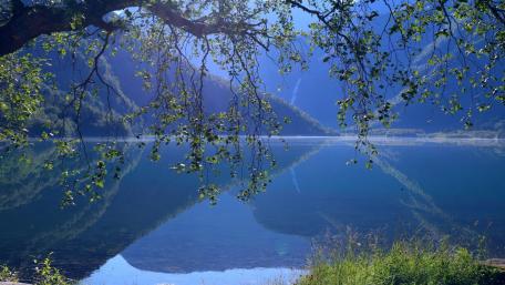 Serene Lake Reflection Under Majestic Mountains wallpaper