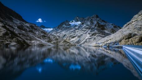 Tranquil Twilight Reflections Over a Mountain Lake wallpaper