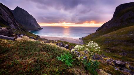 Serene Bay at Sunset with Majestic Mountains wallpaper