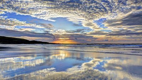 Serene Coastal Sunset Reflection wallpaper