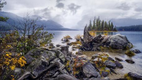 Serene Lake Landscape with Misty Mountains wallpaper