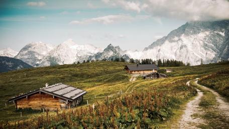 Serene Mountain Cottage Escape wallpaper