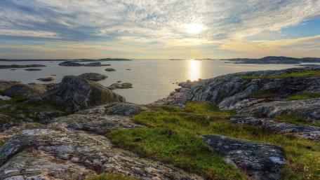 Serene Coastal Horizon at Sunset wallpaper