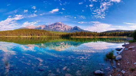 Pyramid Lake (Jasper National Park) wallpaper