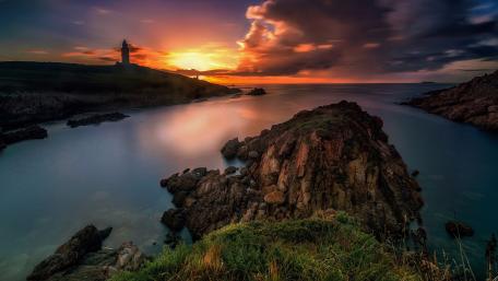 Serene Lighthouse at Dusk Glow wallpaper