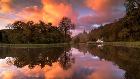 Serene Sunset Reflections Over the Pond wallpaper