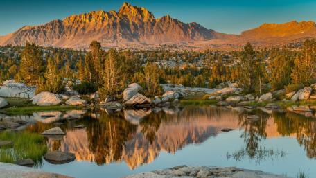 Majestic Mountain Reflections in Tranquil Waters wallpaper