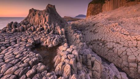 Majestic Rocky Shoreline at Sunset wallpaper